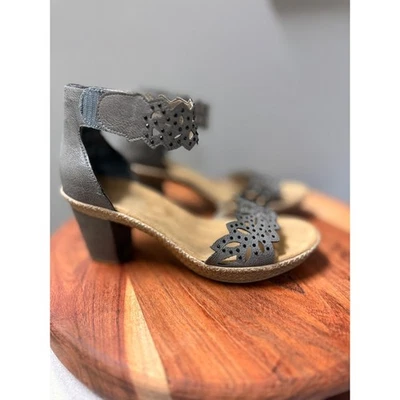 Sandálias femininas Rieker cinza corte a laser enfeitadas com alça no tornozelo salto bloco - Imagem 1 de 4