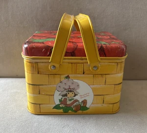 Cesta de picnic Cheinco American Greetings 1980 Strawberry Shortcake lata vintage - Imagen 1 de 5