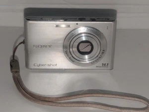 *Défauts cosmétiques* Appareil photo Sony Cyber-Shot DSC-W330 argent testé - 14,1 MP 4X - Photo 1/16