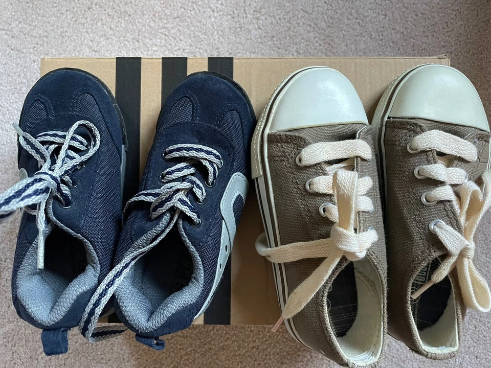 Zapatos para niños pequeños talla 7 y 8 lote es de 2 zapatos niños lugar y desvanecimiento gloria nuevos Foto 1 de 4