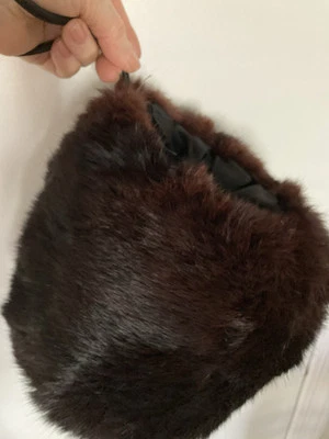 Самый пушистый модный темно-меховой муфф с соответствующей коричневой атласной подкладкой и петлей на запястье - Изображение 1 из 3