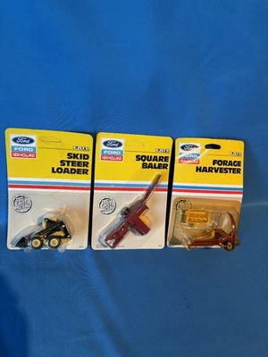 1/64 "Juego de 3" Ertl Ford New Holland Minicargadora, Empacadora Cuadrada y Cosechadora, 1987 Foto 1 de 4