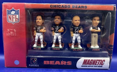 Forever Collectibles Набор из Четырех (4) Магнитных Мини Бобов Chicago Bear с Дисплеем - Изображение 1 из 4
