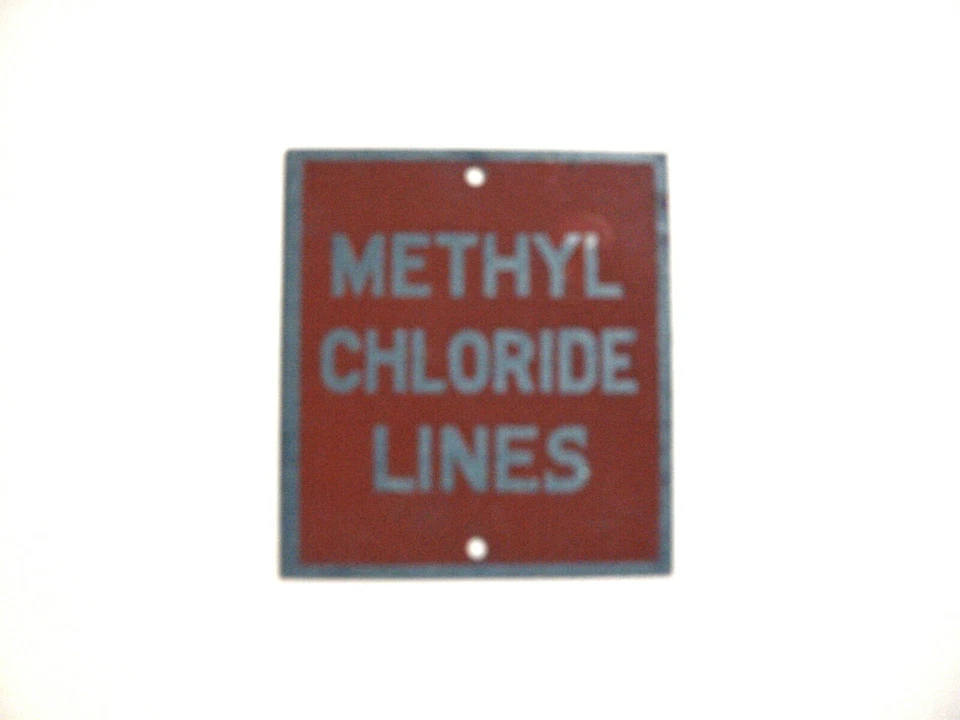 LÍNEAS DE CLORURO DE METILO, LETRERO METÁLICO, MUY ANTIGUO, 2-1/4" X 2", ROJO Y PLATEADO Foto 1 de 1