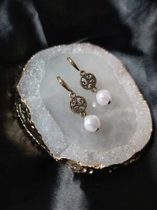 Elegant vintage bronze dangle earrings with pearl beads - Picture 1 of 6