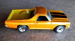 Chevrolet Matchbox Classic Decades '70 1997 camioneta Chevy El Camino dorado #32 1:64 - Imagen 1 de 13