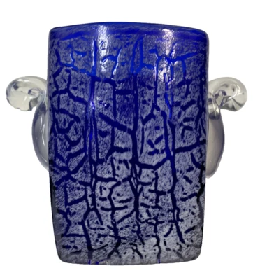 Enfriador de vino de vidrio artístico azul cobalto con textura blanca y asas de vidrio transparente Foto 1 de 4