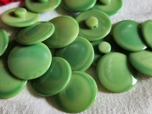 Lot 8 boutons vintage dégradé vert pied lisse 2,2 cm ref 916 - Picture 1 of 1