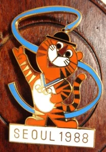 SEOUL 1988 OLYMPICS - UNIQUE(?) "HORODI" OVERSIZED OFFICIAL METAL / ENAMEL BADGE - Picture 1 of 9