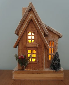 LED Haus mit Licht Timer Batterie Holzhaus Baum Schnee Deko braun 21cm x 33cm - Bild 1 von 4