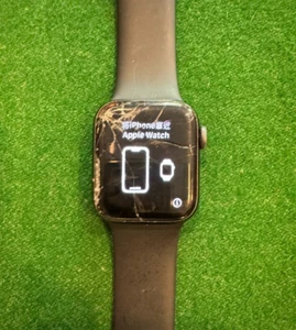 Apple Watch SE GPS Aluminum 40mm (1st gen) Unlocked Screen Cracked - Picture 1 of 6