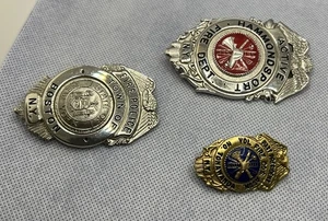 Drei alte veraltete Feuerwehrabzeichen New York Department massiv Metall - Bild 1 von 5