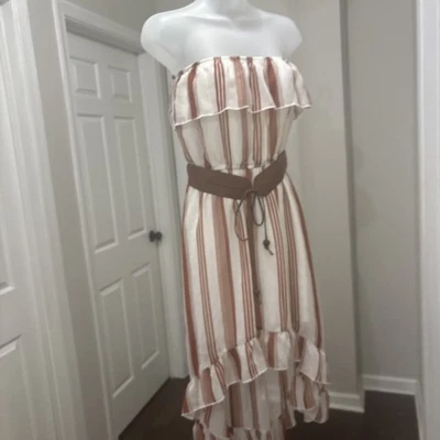 Maxi vestido a rayas con hombros descubiertos y dobladillo con volantes Foto 1 de 4