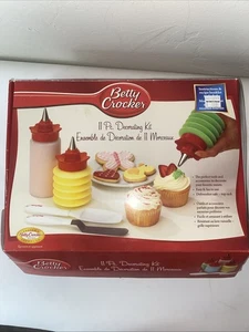 Betty Crocker 11-teiliges Dekorationsset Kekse Cupcakes Rezeptbuch Neu geöffnete Box - Bild 1 von 2