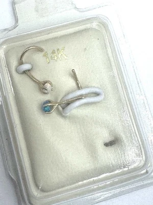 Набор из 2 настоящих 14-каратных золотых зубцов огненный опал белый и синий верх носовые винтовые кольца калибр 22 - Изображение 1 из 4