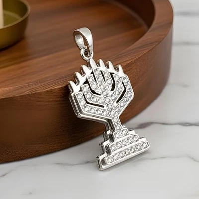 Dije hebreo con tachuelas de diamantes colgante judío menorá de oro blanco de 18 quilates para mujer Foto 1 de 4