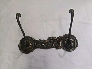Gancho de pared doble de latón macizo vintage hormiga bronce 91/4 2024 - Imagen 1 de 8