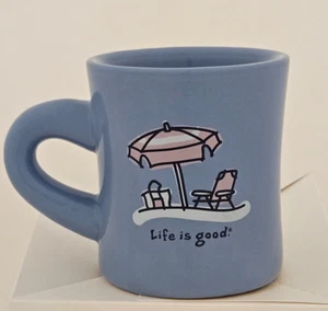 Taza de café azul estilo comedor Life Is Good escena de playa con sombrilla, silla 10 oz. - Imagen 1 de 4