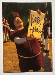 SHREK 2 : KELLY ASBURY THE DIRECTOR AUTOGRAPH CARD COMIC IMAGES TOWN CRIER - Picture 1 of 2