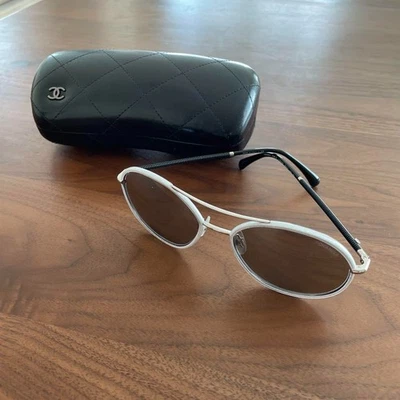 Gafas de sol Chanel plateadas ovaladas lentes grises usadas con estuche de Japón Foto 1 de 4