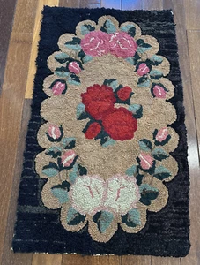 Vintage Hand Hooked Rug 24"x36" Black w/ Beige scallops & Red White Pink Roses - Picture 1 of 15