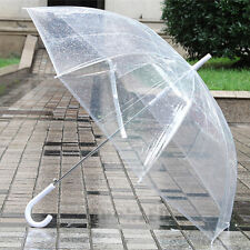 大きな透明な透明なドーム白いハンドルが付いた傘を通して見る新しい