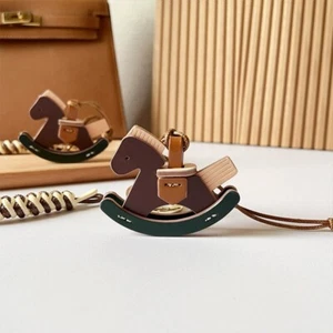 Llavero de cuero de caballo mecedor lindo elegante bolso encanto accesorio de coche encanto de teléfono - Imagen 1 de 8