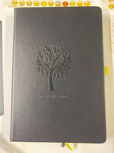 Diario de tapa dura negra punteada con motivo de árbol. Incluye lápiz y pegatinas gratis - Imagen 1 de 4