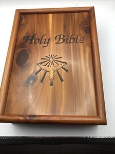 Vintage Dove of Peace Catholic Edition Holy Bible White Cover Cedar Box - Imagen 1 de 3