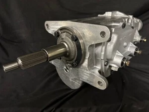 Muncie M-22 Close Ratio Four Speed Transmission New Case ALL NEW INTERIOR PARTS - Bild 1 von 10