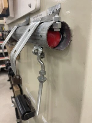 ROLOS DE PORTA DE CELEIRO COM PINGENTE DE BOLA DE CANHÃO PARA PISTA REDONDA E FRETE GRÁTIS! - Imagem 1 de 4