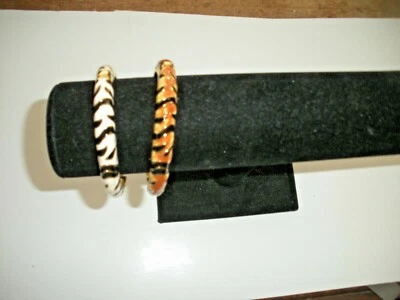 Dos Brazaletes Kenneth Jay Lane Bisagras Estampado Animal Foto 1 de 2