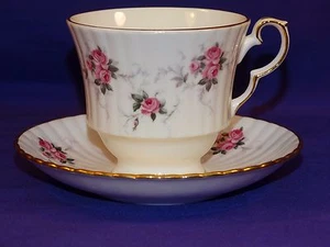 BEAUTIFUL PRINCESS HOUSE CUP & SAUCER SET BONE CHINA ENGLAND PINK ROSES & GOLD - Picture 1 of 8