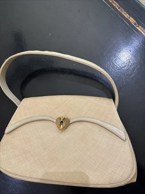 Cartera vintage de lino beige de Germane Cuerin Paris. Tiene un impresionante broche de oro Foto 1 de 4