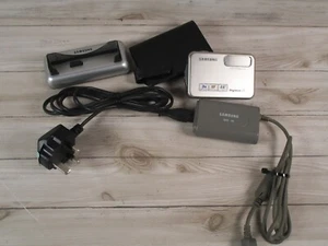 Samsung Digimax i5 5.0 MP Digitalkamera und Cradle Ladegerät - Bild 1 von 16