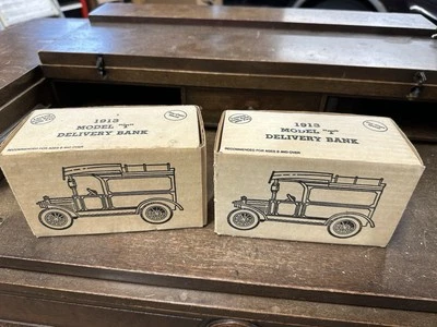 THE ERTL CO. REPLICA 1913 FORD MODEL T VAN DIECAST - Image 1 of 2