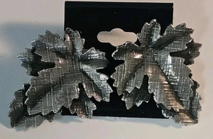 Pendientes de clip vintage grandes de plata cepillada con diseño de hojas 3D - Imagen 1 de 4