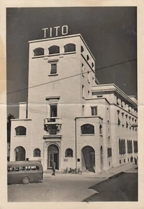25-19E) CARTOLINA CROAZIA PULA POLA PALAZZO BANCA ITALIA INSEGNA TITO ANIMATA VG - Imagen 1 de 2