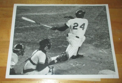 1972 Willie Mays 7" x 9" Photo Hitting His 651st Home Run - LOA - Image 1 of 3