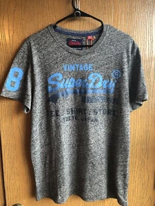 Kurzarmiges Herren-T-Shirt Superdry Vintage Logo mit Rundhalsausschnitt Größe M Feuersteingrau neu mit Etikett - Bild 1 von 3