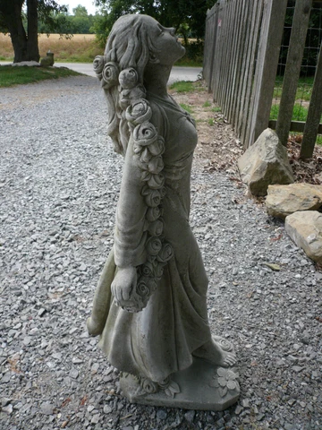 STUNNING BEAUTIFUL MAIDEN GARLANDS ROSES VINTAGE CEMENT/CONCRETE GARDEN STATUE Cover