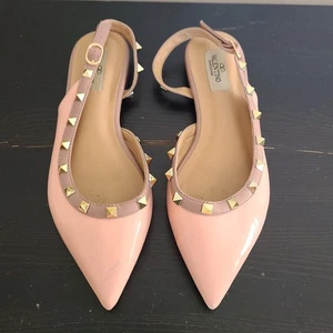 Valentino Garavani Rockstud sandalo piatto rosa vernice pelle taglia 38 - Foto 1 di 8
