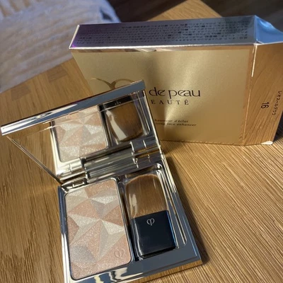 Potenciador facial iluminador Cle de Peau en 16 polvo iluminador de almendras Foto 1 de 4