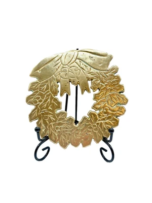 Винтажный латунный рождественский венок на ножках Trivet Hot Plate с бантом винтажный - Изображение 1 из 2