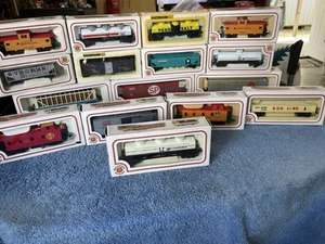 Lot of 16 Vintage Bachmann HO Scale Train Cars - Picture 1 of 19
