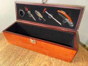 Einzigartiges 6-teiliges Deluxe Weinzubehör und Holz Flaschenkasten Set / gebrauchter Zustand - Bild 1 von 11