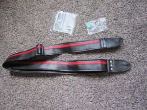 CORREA DE GUITARRA DE SOFÁ CUERO NEGRO ROJO A RAYAS LIGERAMENTE USADA CON CUERDAS Y PÚAS ADICIONALES - Imagen 1 de 11