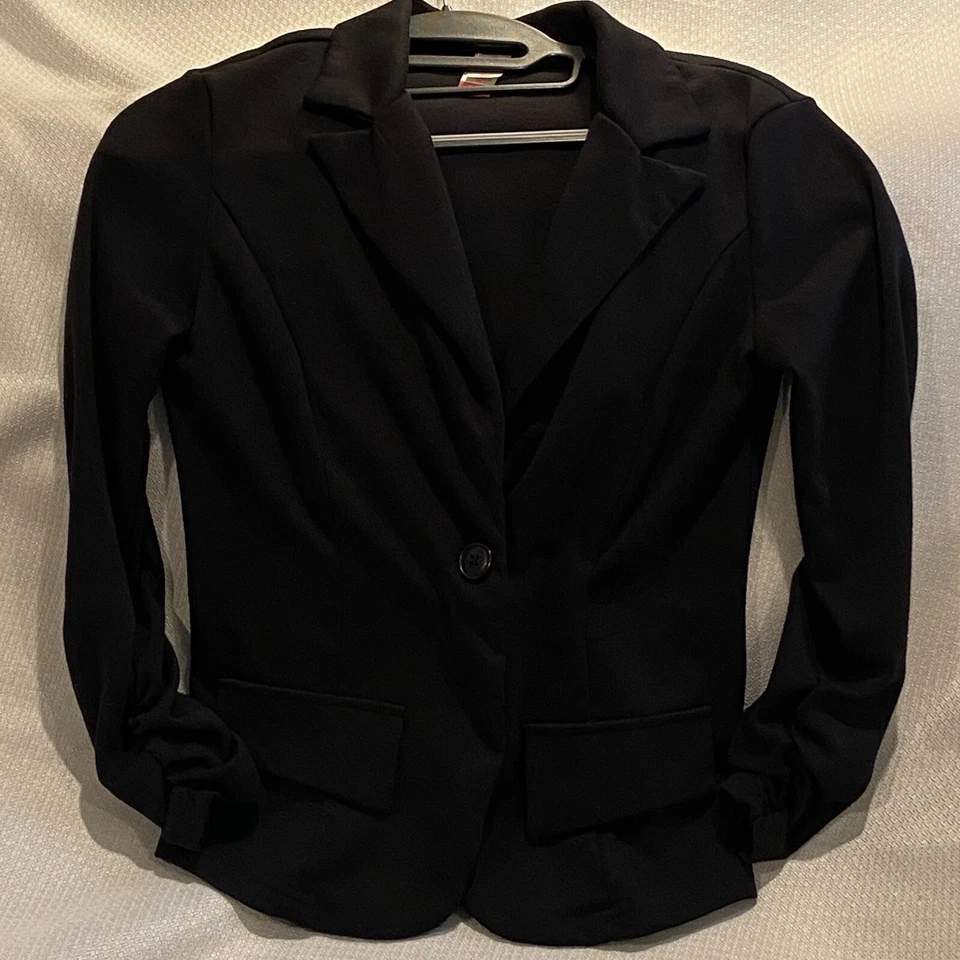 Chaqueta No Boundaries Juniors Talla Pequeña Corta Negra Manga 3/4 Fruncida Botón Delantero Foto 1 de 4