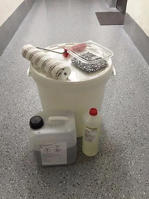 OTTO-ONLINE-HANDEL 2k Bodenbeschichtung Set 5kg Kieselgrau, Dekochips, Rolle mit Halter + 30l Eimer