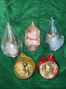5 Vintage Jewelbrite Kunststoff Diorama Ornamente Weihnachtsdeko 50er Jahre LESEN - Bild 1 von 7